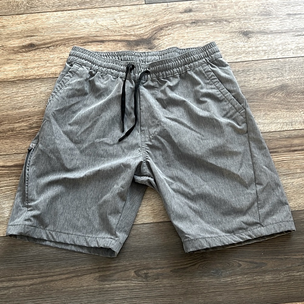 Men’s Gray Kenneth Cole (stretch) shorts -EUC